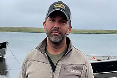 Imagem colorida de Donald Trump Jr na viagem de caça - Metrópoles