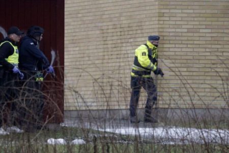 imagem colorida policia chega escola atacada suecia