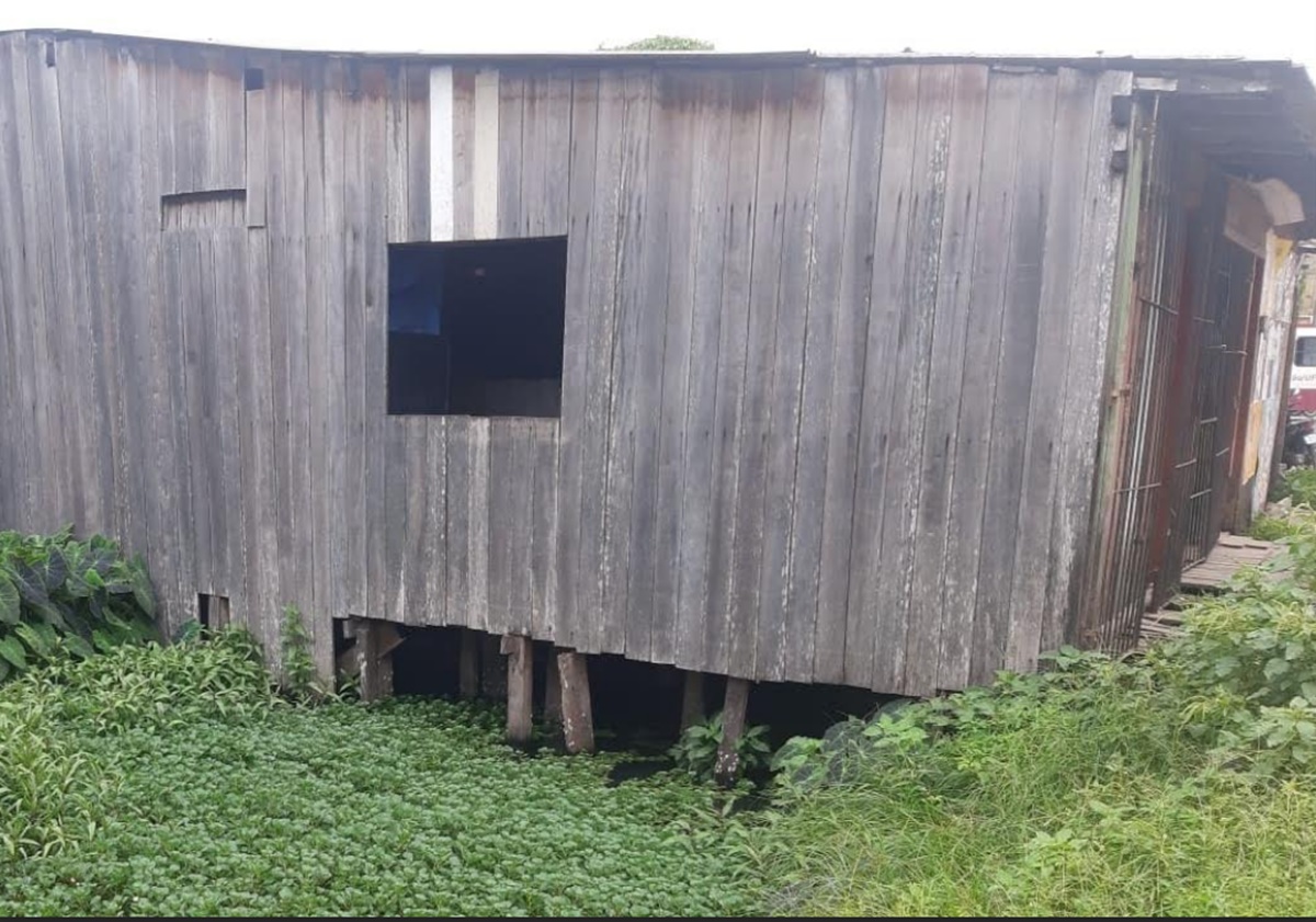 Foto colorida de casa de palafita em Belém