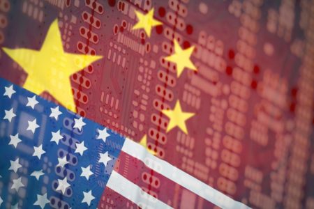 Imagem de parte bandeiras de Estados Unidos e China sobrepostas - Metrópoles