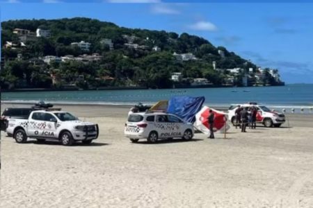 Turista estava com a namorada na Praia da Enseada quando foi baleado na cabeça em dezembro. Um dos envolvidos foi preso nessa quinta-feira - Metrópoles