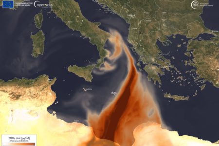 Foto colorida de imagem de satélite que mostra núvem de poeira sobre Mar Mediterrâneo em direção a Itália - Metrópoles