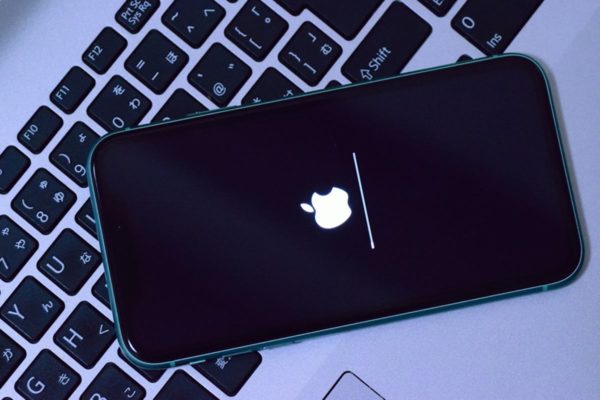 Imagem de aparelho iPhone, da Apple, sobre teclado de notebook - Metrópoles