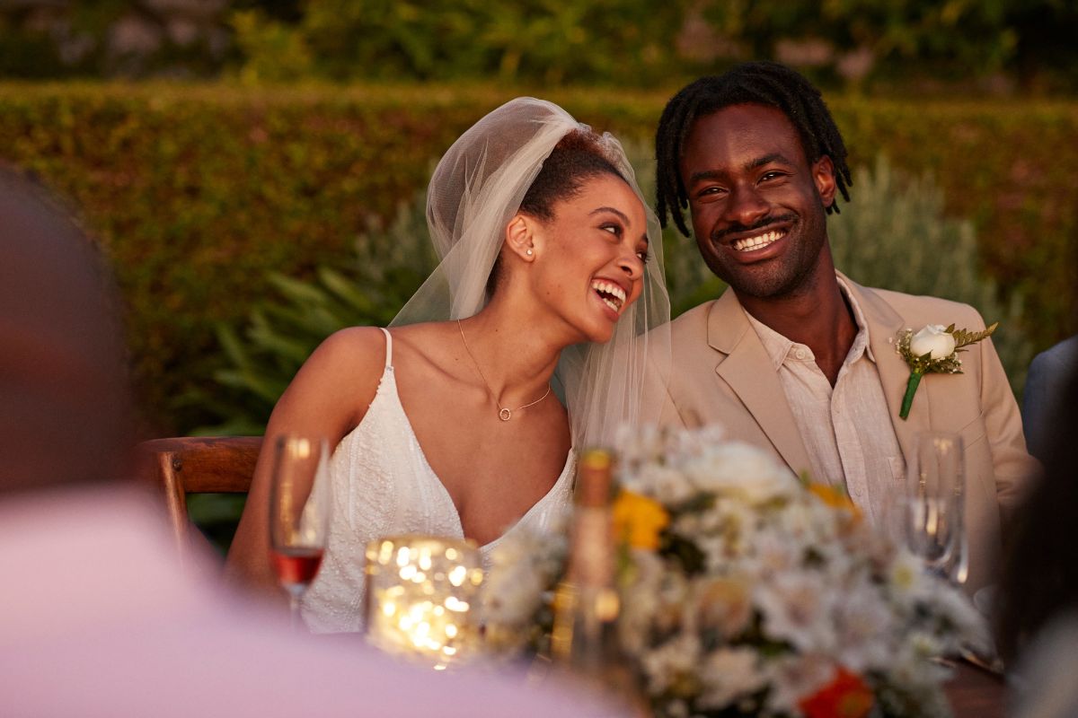 imagem colorida e um casal de casando