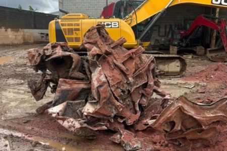 Carcaça de carro enterrado para golpe do seguro - Metrópoles