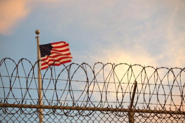 Imagem colorida mostra prisão de Guantánamo - Metrópoles