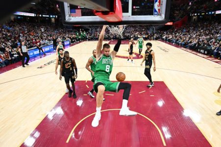 Imagem colorida de jogador do Celtics marcando ponto - Metrópoles