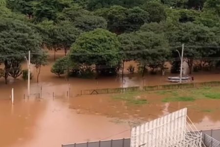 Imagem colorida de alagamento após chuva em Santa Bárbara D'Oeste