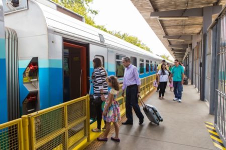Foto colorida de pessoas entrando em um trem da mineradora Vale - Metrópoles