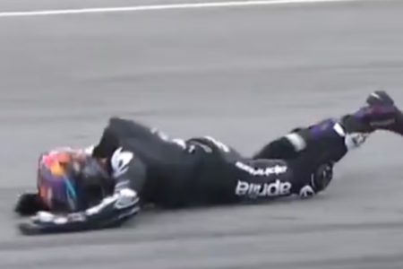 Imagem colorida de campeão do moto-gp que foi arremessado da moto- Metrópoles