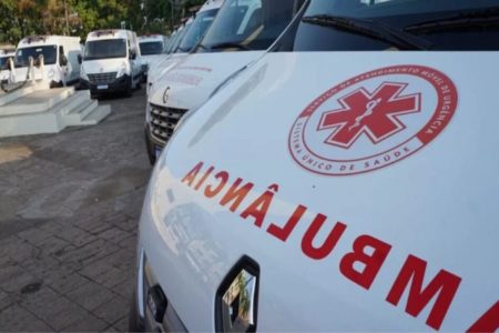 Imagem colorida de uma ambulância - Metrópoles