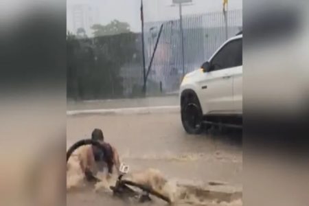 Imagem colorida de ciclista sendo levado - Metrópoles