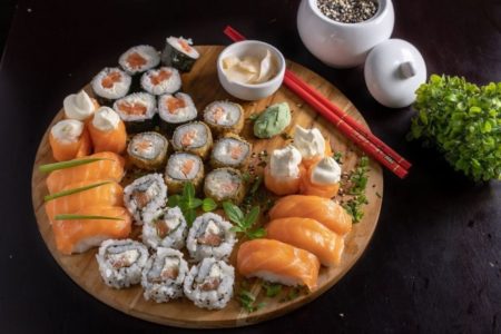 Imagem colorida mostra prato com comida japonesa e diversos tipos de sushi - Metrópoles