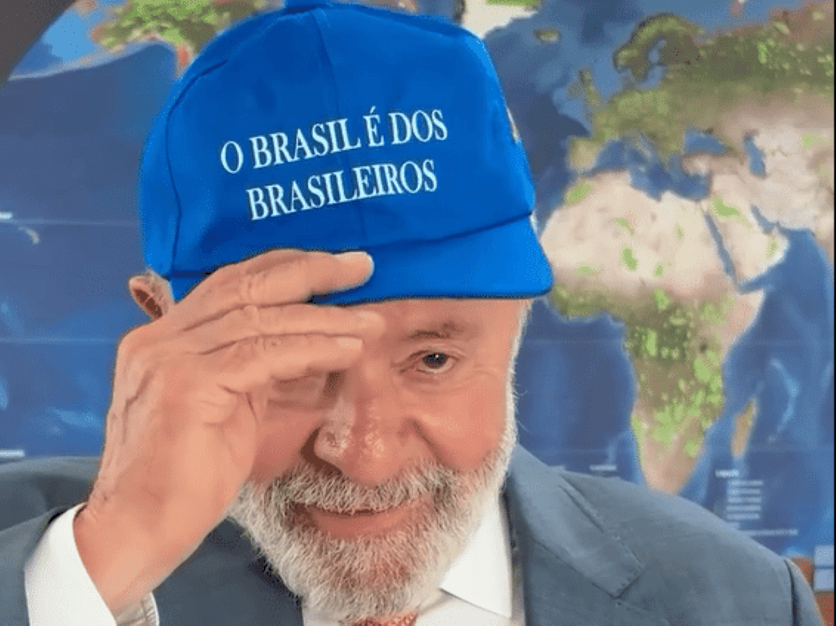 Lula com boné criado por seu marqueteiro