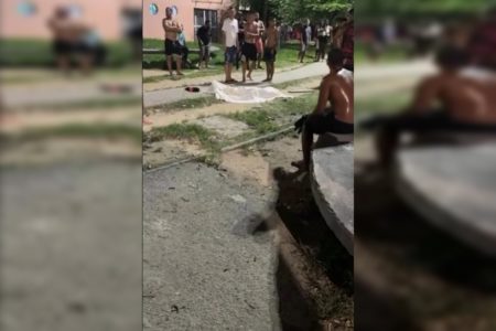 Imagem colorida de corpo no chão - Metrópoles