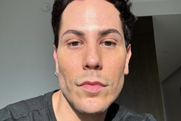 Christian Chávez em selfie bem pertinho - Metrópoles
