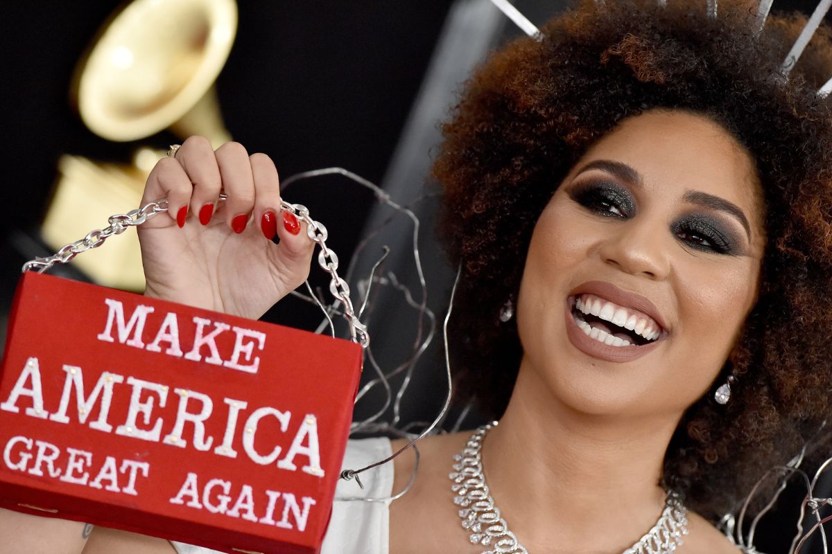 na imagem com cor, foto de Joy Villa no Grammy - metrópoles