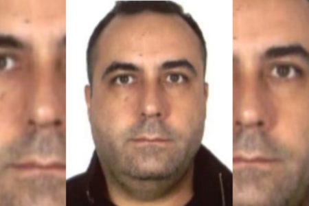 Homem branco com barba por fazer, em retrato com fundo branco - Metrópoles