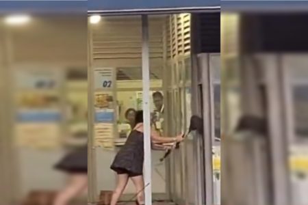 Imagem colorida de mulher destruindo uma lotérica - Metrópoles