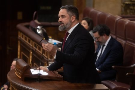 Imagem colorida de Santiago Abascal, líder do partido de extrema direita Vox