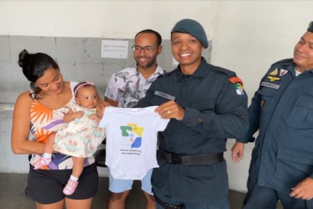 imagem colorida policiais e beb~e - Metrópoles