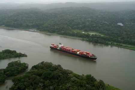 imagem colorida de návio passando pelo canal do Panamá - Metrópoles