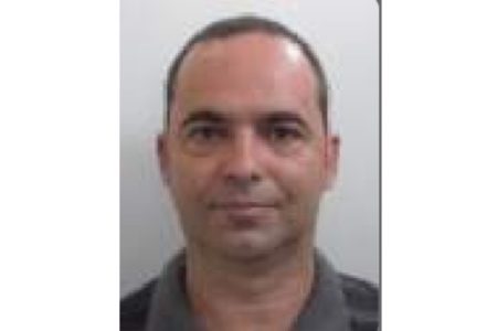 Homem branco, sem barba, cabelo curto e camisa polo cinza escuro - Metrópoles