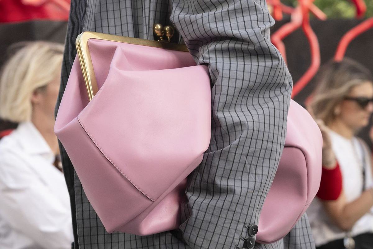 Bolsa rosa da Coach com fecho kiss lock - Metrópoles