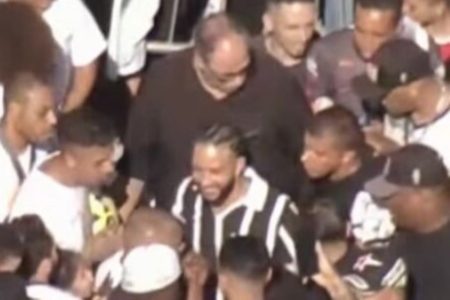 Imagem colorida de Memphis Depay na grande SP. Metrópoles