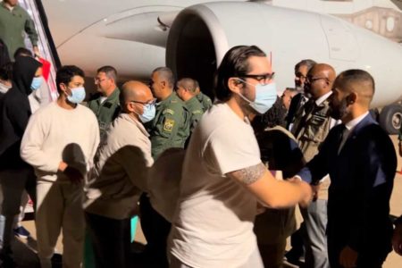 imagem colorida. Desembarque dos brasileiros deportados