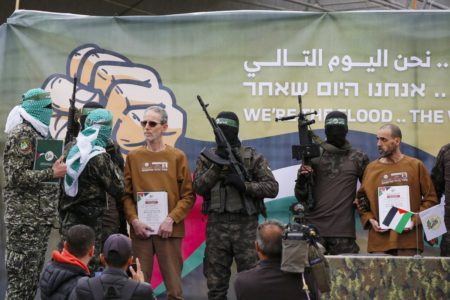 Imagem colorida mostra membros do Hamas com reféns israelenses - Metrópoles