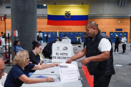 Imagem colorida mostra homem votando no Equador - Metrópoles