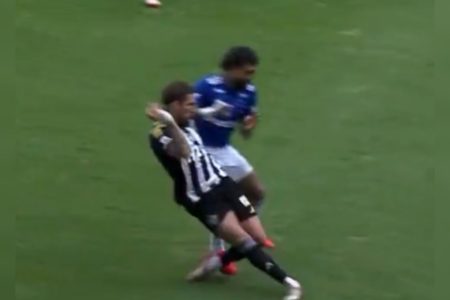 Imagem colorida de Gabigol dando cotovelada em Lyanco - Metrópoles