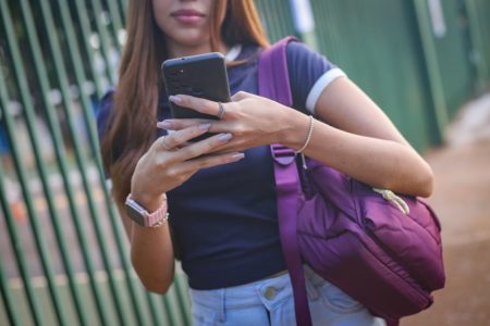 Estudante com celular - Metrópoles