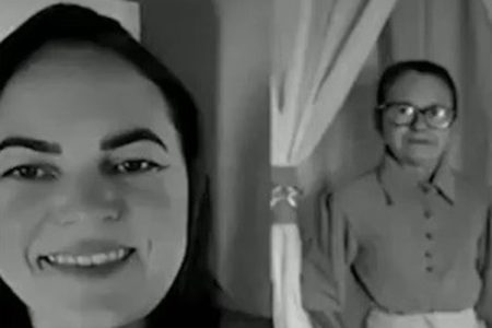 Duas mulheres sorrindo