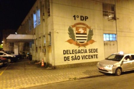 A criança foi encaminhada ao PS de São Vicente, onde o caso aconteceu, com ferimentos leves. A mulher de 22 anos foi presa em flagrante - Metrópoles