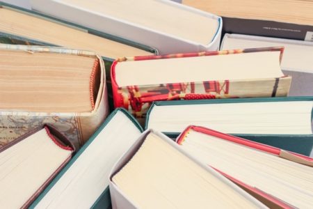 Imagem colorida de livros - Metrópoles