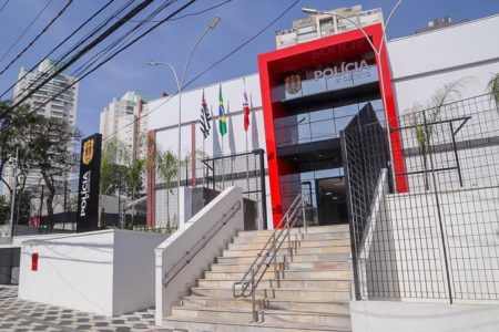 Imagem colorida de fachada do 8º Distrito Policial, que registrou um caso em que um homem foi encontrado morto no centro de SP