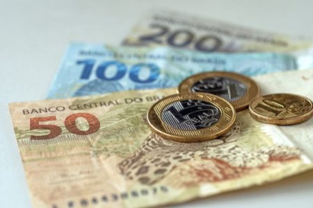Juiz determinou que o salário de um devedor fosse usado no pagamento da dívida, mesmo com a regra geral de impenhorabilidade do bem - Metrópoles