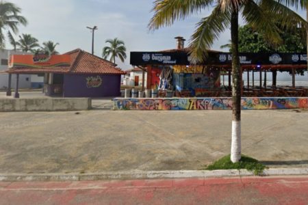 Calçadão de praia, com dois quiosques no centro da imagem; o dia está ensolarado - Metrópoles