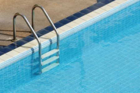 Imagem colorida, Irmãos gêmeos de 1 ano e 4 meses morrem afogados em piscina de casa - Metrópoles