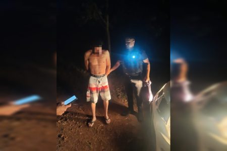 Homem de bermuda sendo algemado pelo Policial do Goiás