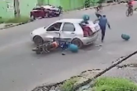imagem colorida motociclista voa e cai em pe