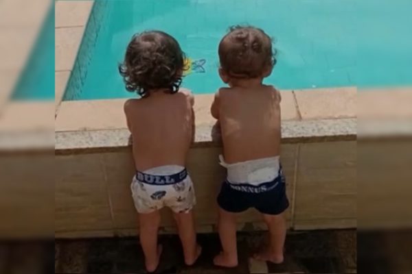 Gêmeos. Crianças na piscina.