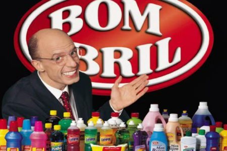 Imagem de garoto-propaganda da Bombril exibindo produtos da empresa - Metrópoles