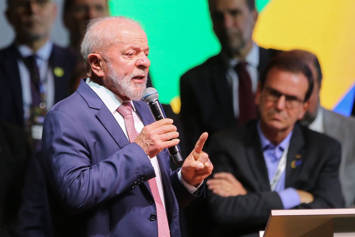 Presidente Lula com microfone e outros prefeitos ao lado
