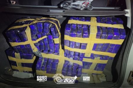 Imagem colorida mostra carga de drogas, mais de 100 kg de maconha, apreendida pela PM em carro conduzido por uma mulher no interior de São Paulo - Metrópoles