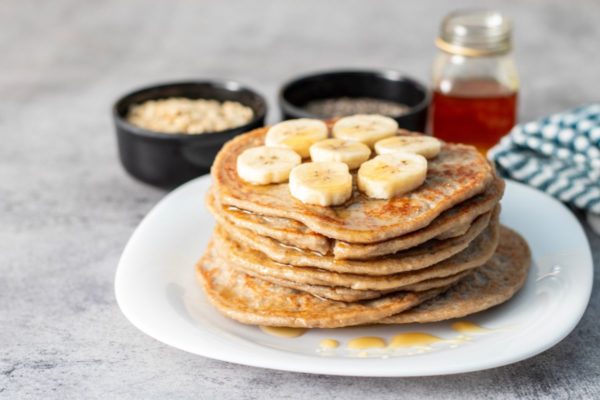 Foto colorida de uma panqueca de banana - Metrópoles