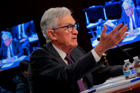 Imagem do presidente do Federal Reserve (Fed), Jerome Powell, gesticulando - Metrópoles