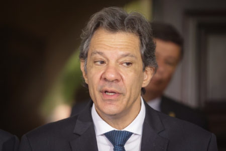 Presidente do Senado, Davi Alcolumbre (União-AP), e ministros da Fazenda, Fernando Haddad, falam à imprensa após reunião com senadores sobre a agenda legislativa Metrópoles